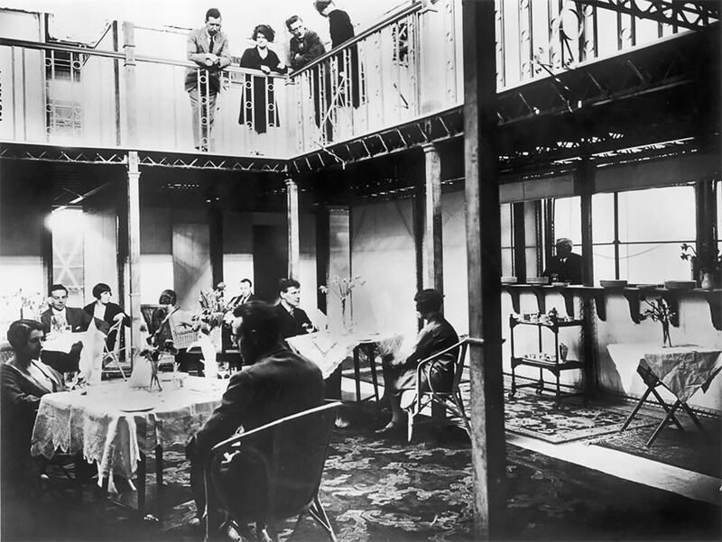 Пассажиры отдыхают в салоне и на верхней галерее. 1930 г.