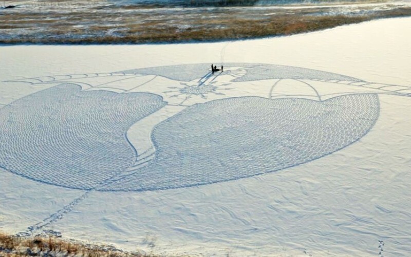 Английский художник рисует на Якутских снегах