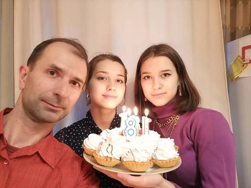 Константин Селезнев с дочками 