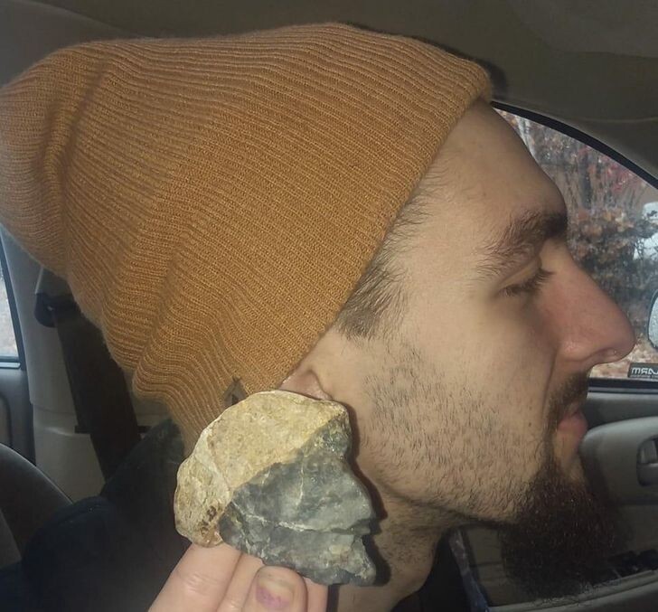 14. "Моя девушка нашла камень, который похож на меня"