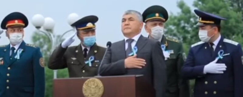На  мероприятии ко Дню Памяти узбекские военные запутались в ритуалах во время прослушивания гимна