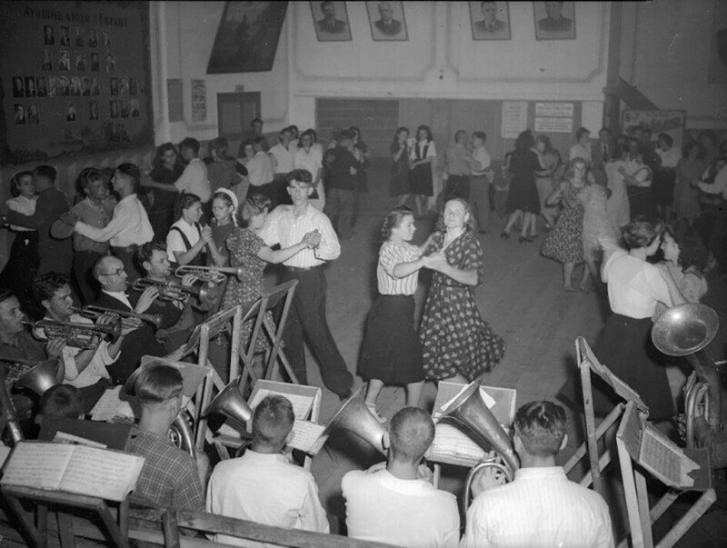 Колхоз «Здобуток Жовтня». Танцы в сельском клубе. 1949 год