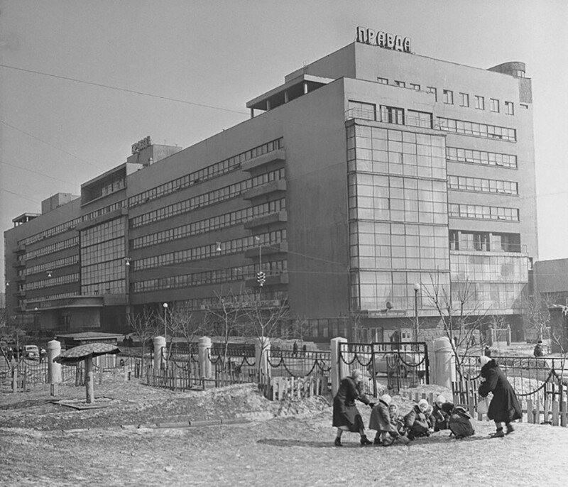 Детский сад у здания газеты "Правда". Фото А. Агапова. Москва, 1955.