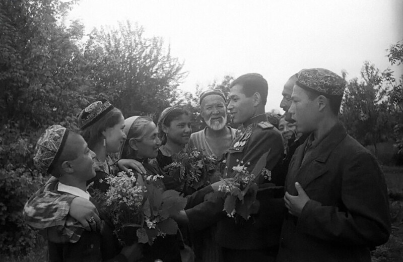 Семья встречает сына с войны. Ташкент. 1946 г