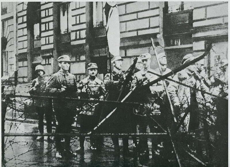 Бойцы отряда Рёма, захватившие здание военного министерства. Знаменосец — Гиммлер.