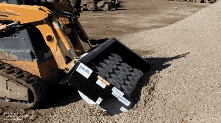 А так заполняют мешки песком. 