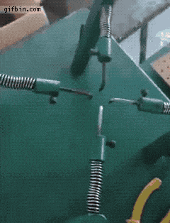 Так куклам вставляют глаза.