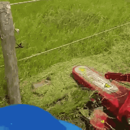 Гениально — как газонокосилка обходит столбики изгороди. 