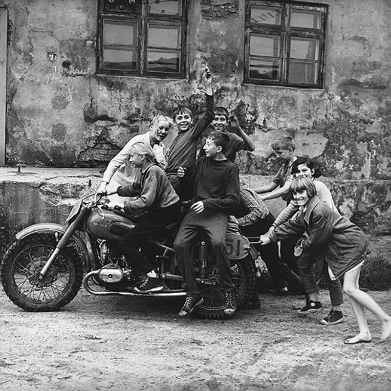 Детвора и мотоцикл. Литва. СССР. 1974 г. Фото Антанас Суткус