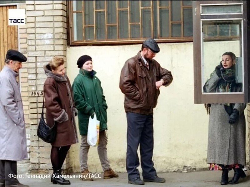 Очередь у таксофона. Москва, 1997 год
