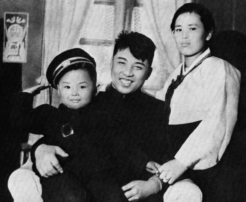 Ким Ир Сен и Ким Чен Сук с сыном, будущим руководителем КНДР, Ким Чен Иром.