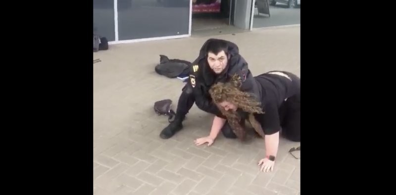 В Архангельске женщина разбила полицейскому лицо за просьбу надеть маску