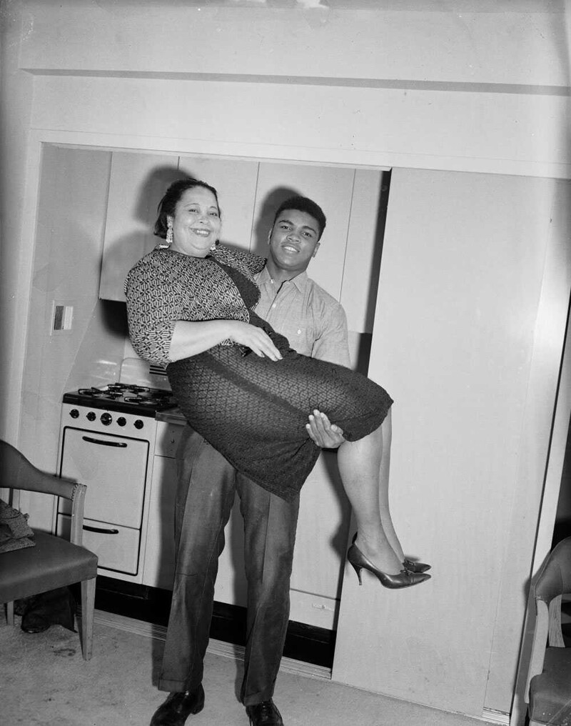 4. Мохаммед Али поднимает свою мать Одессу Грейди Клэй, 1963 год