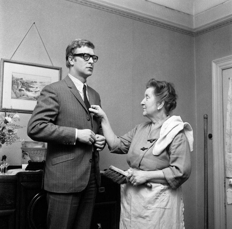 9. Майкл Кейн дома с мамой Эллен Марией Бёрчелл, 1964 год