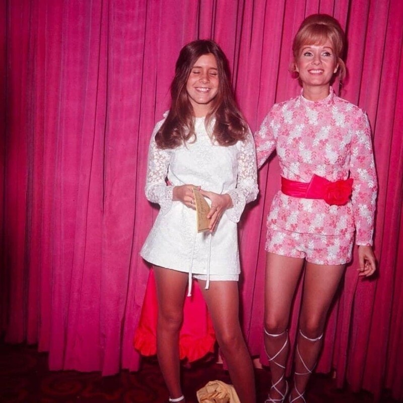 11. 15-летняя Кэрри Фишер со своей матерью Дебби Рейнольдс в 1972 году