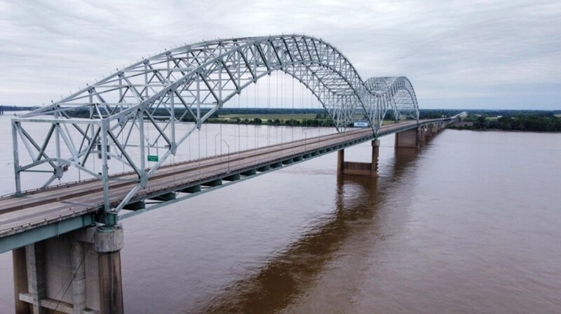 В США треснул мост, соединяющий два штата