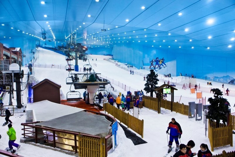 Можно покататься на лыжах в самом большом торговом центре мира, когда на улице выше 50°C
