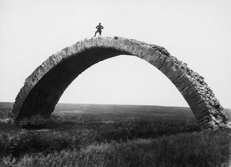 Немецкий археолог Макс фон Оппенгейм стоит на вершине остатков римского моста недалеко от Мосула. Ирак, 1937 год.