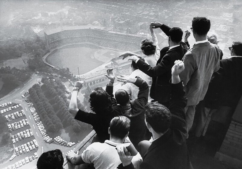 Студенты Питтсбургского университета смотрят, как команда их города впервые за 35 лет выигрывает бейсбольную Мировую серию, 13 октября 1960 года.