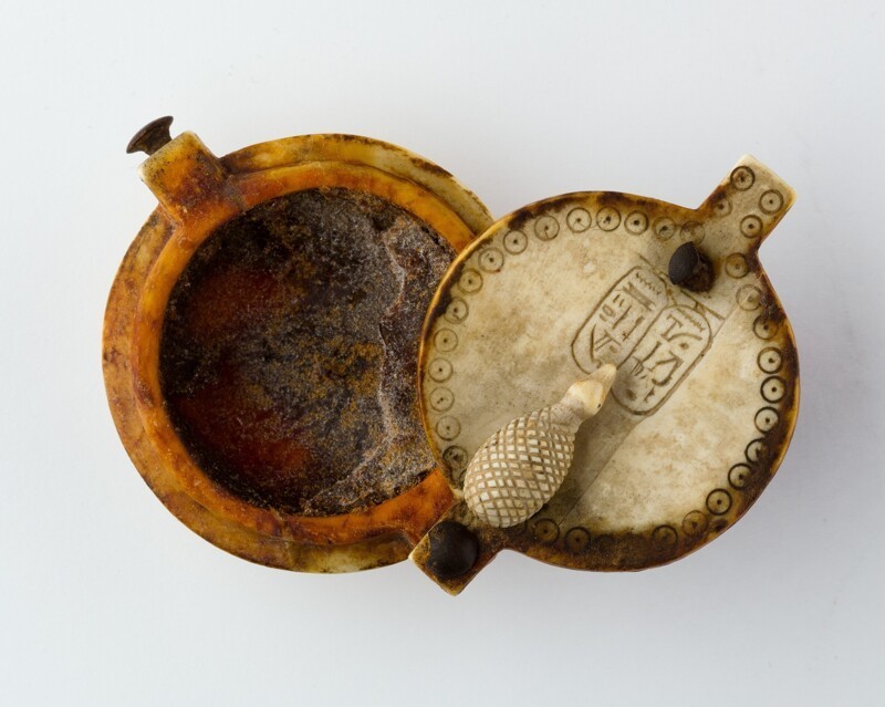 Коробочка для благовонных притираний из черного дерева и слоновой кости, принадлежавшая царице Египта Нефертити (1295 - 1186 г. до н.э.)