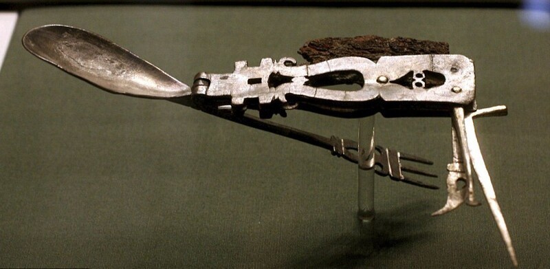 Римский мультитул II в.н.э. Включает всебя ложку, нож, вилку, шило, лопатку и зубочистку