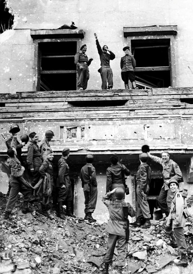 36. Солдаты пародируют Гитлера на развалинах Рейхсканцелярии