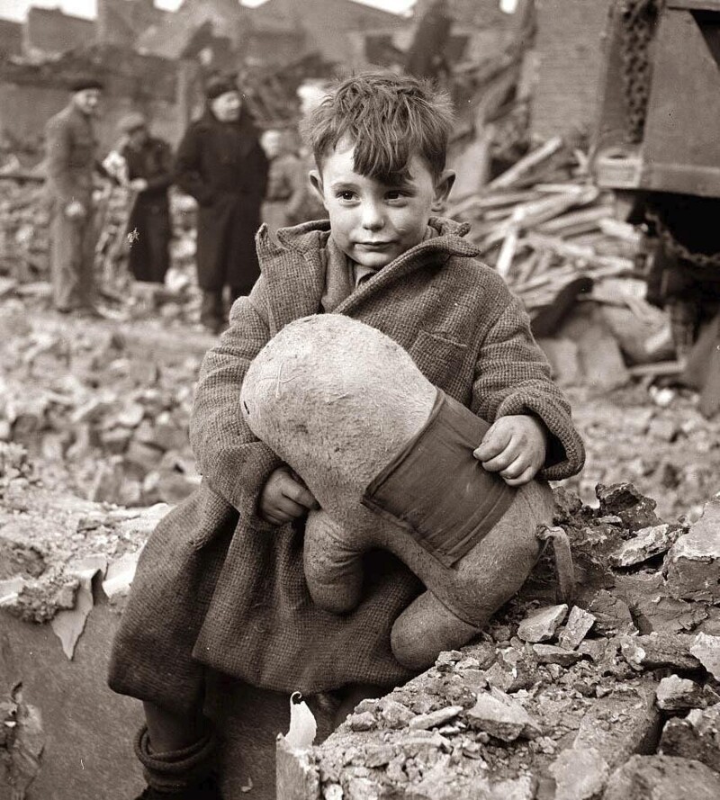 28. Мальчик с мягкой игрушкой после немецкой бомбардировки Лондона