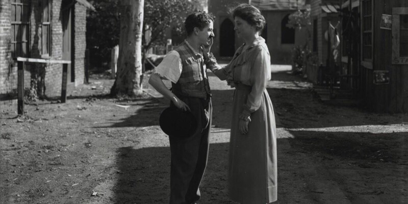 17. Случайная встреча Хелен Келлер и Чарли Чаплина в 1919 году. Хелен Келлер - писательница, которая в детстве лишилась слуха и зрения