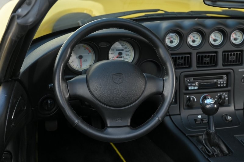Раскрасьте серые будни ярким Dodge Viper RT/10 2002 года выпуска с минимальным пробегом