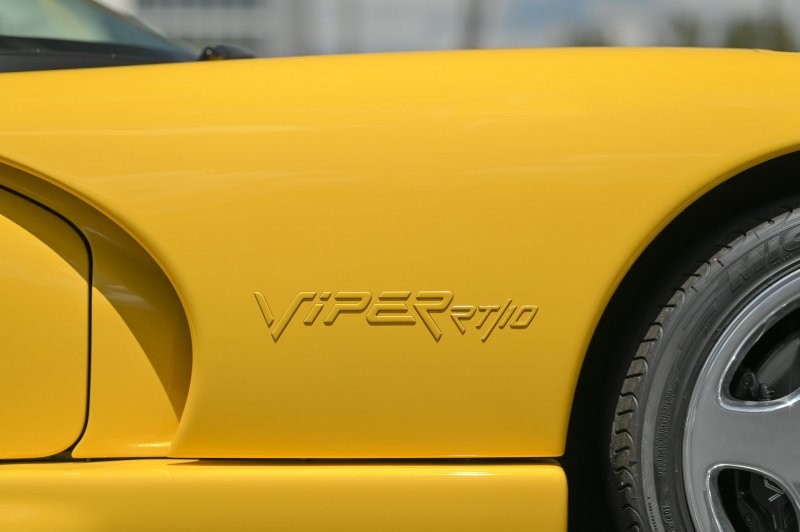 Раскрасьте серые будни ярким Dodge Viper RT/10 2002 года выпуска с минимальным пробегом