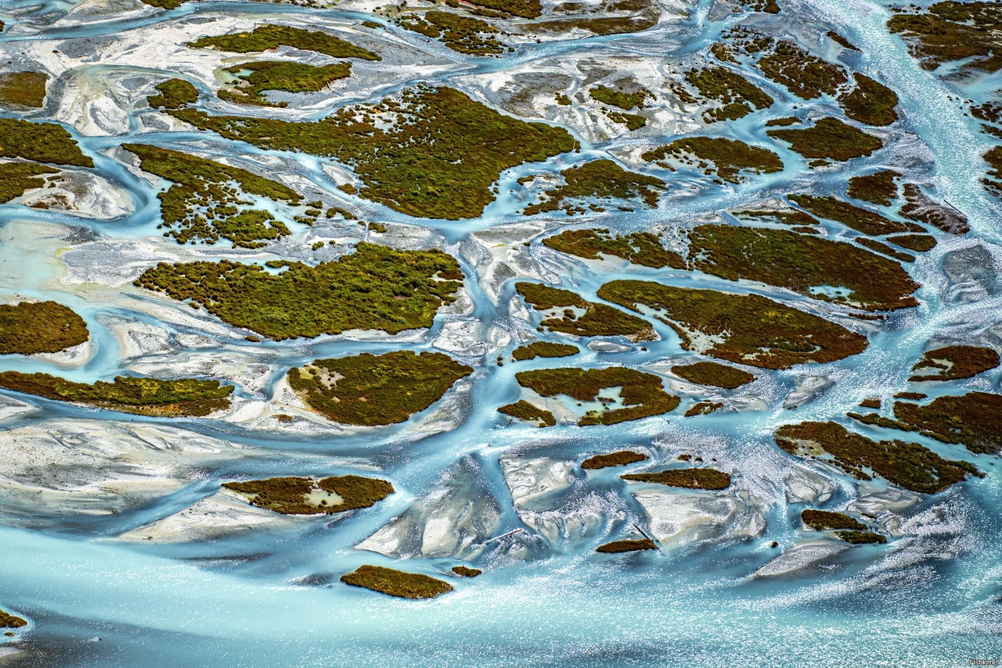 Вода из реки речная вода. Речная вода. Вода река. Тающие воды рек красивые картинки. Кристально чистая Речная водамреки Томь.