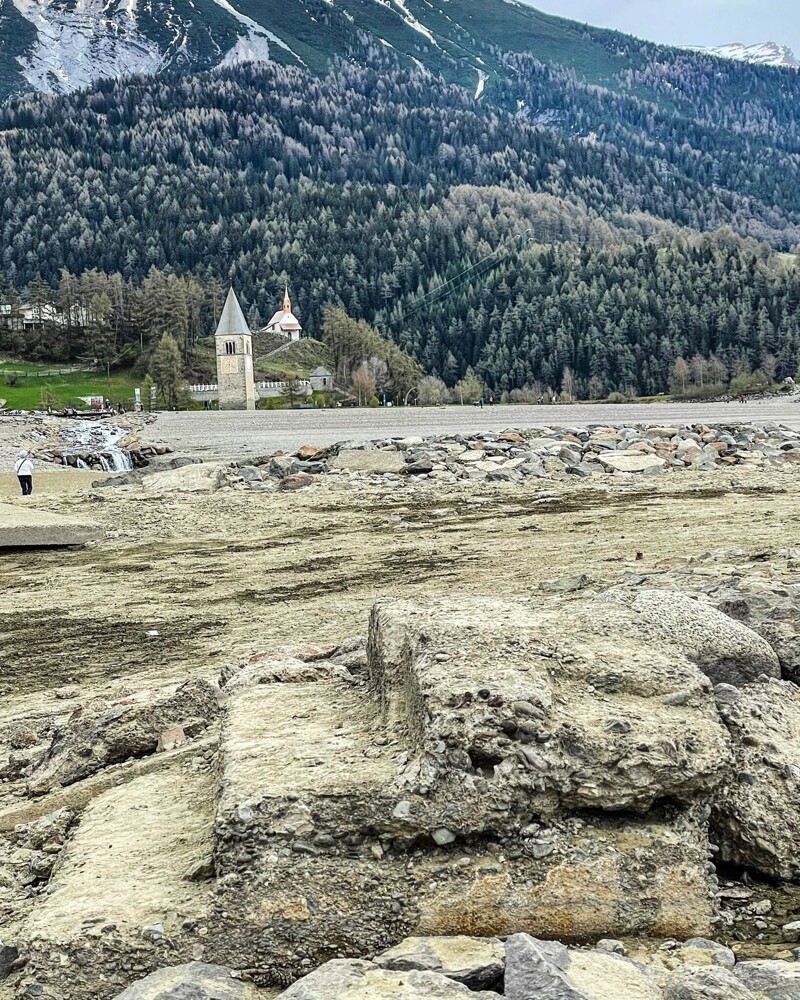 В Италии из-под воды появилась деревня, затопленная 70 лет назад