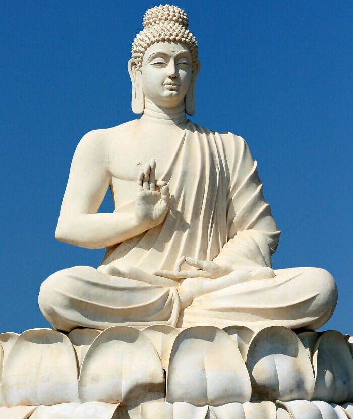 28. В Шри-Ланке запрещено делать селфи с Буддой