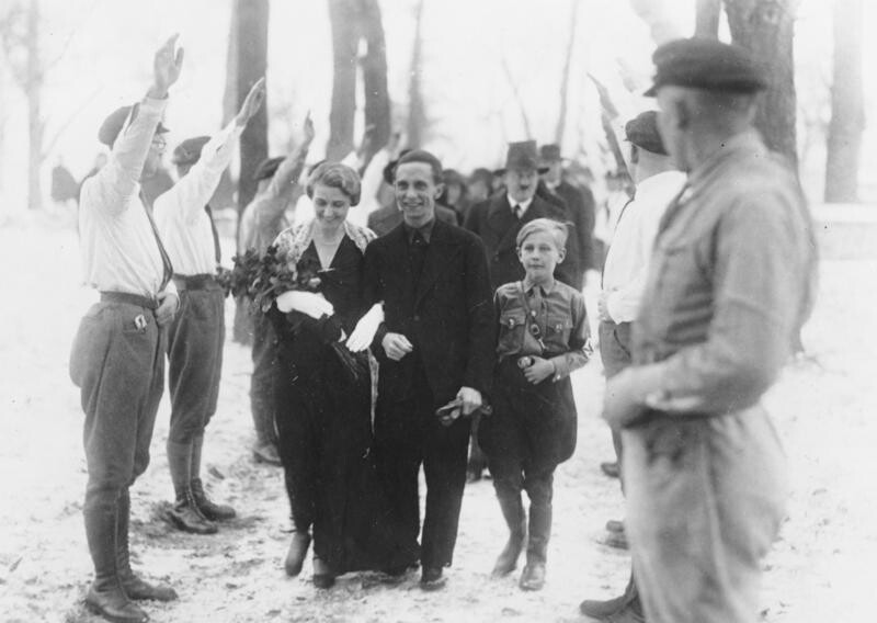 Свадьба Йозефа Геббельса. За женихом - Гитлер в роли свидетеля