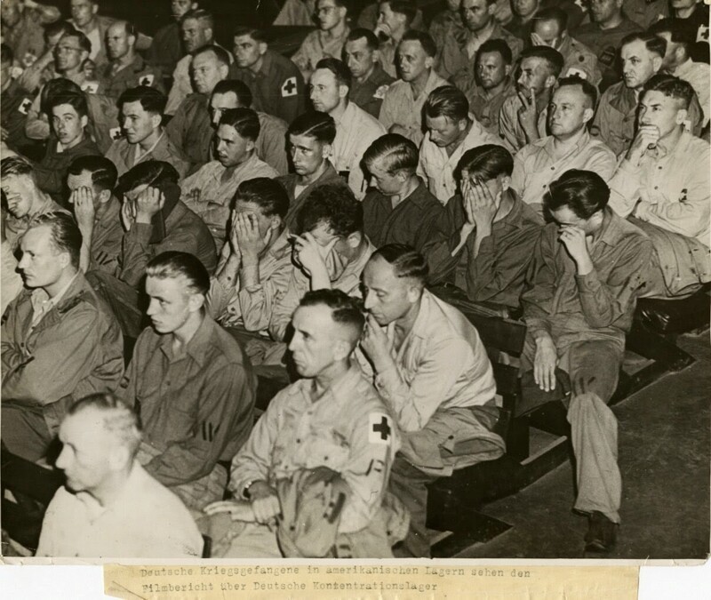 Немецкие военнопленные смотрят документальный фильм о концентрационых лагерях, 1945 г.