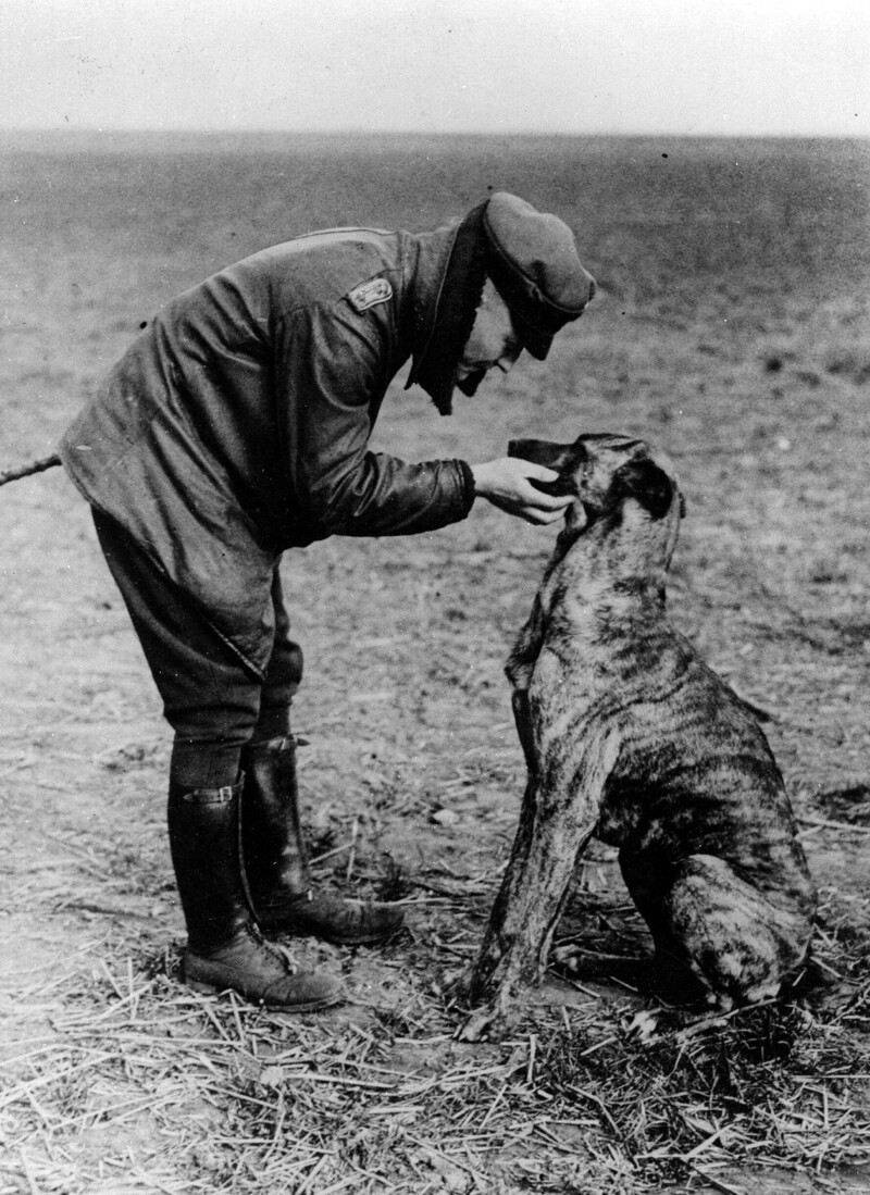 "Красный барон" Манфред фон Рихтгофен, знаменитый ас Первой мировой, со своей собакой