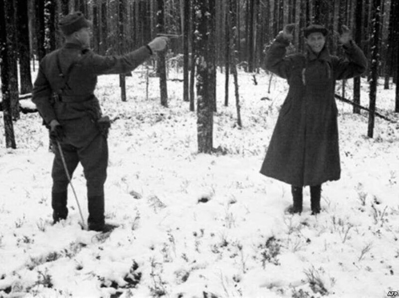Расстрел пойманного советского разведчика финским солдатом, 1942 г.
