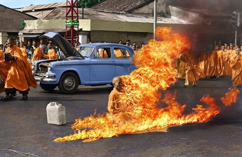 Буддистский монах Тич Куанг Дук совершает самосожжение в Сайгоне в знак протеста против преследования буддистов в социалистическом Вьетнаме, 1963 г.