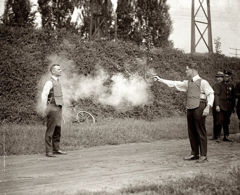 Тестирование пуленепробиваемого жилета, 1923 г.