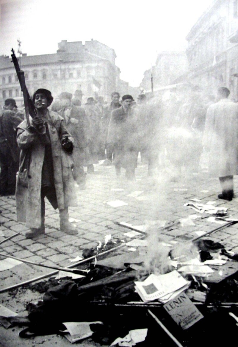 Восстание в Венгрии 1956 г. Восставшие сжигают марксистско-ленинскую литературу