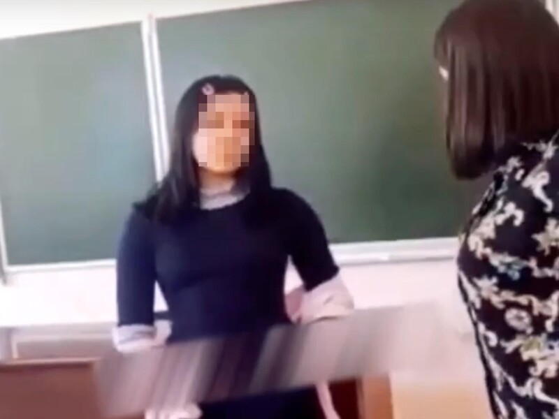 "Сейчас узнаешь, как вас воспитывать надо!": учительница насильно умыла накрашенную семиклассницу