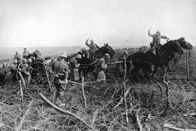 Солдаты пробираются на лошадях к западу от Сен-Кантена, Франция, 1918