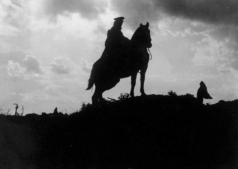 Солдат на лошади во время кавалерийского патруля