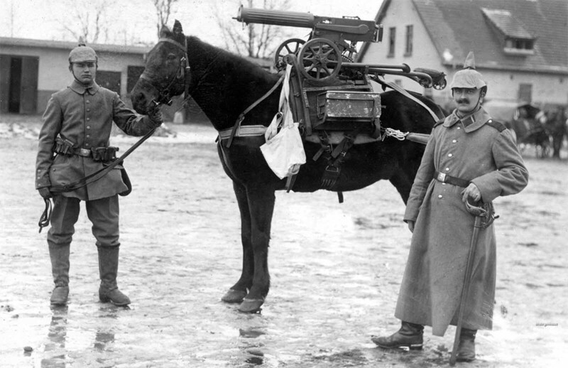 Немецкие солдаты с лошадью, которую использовали для перевозки русского пулемета Maxim M1910