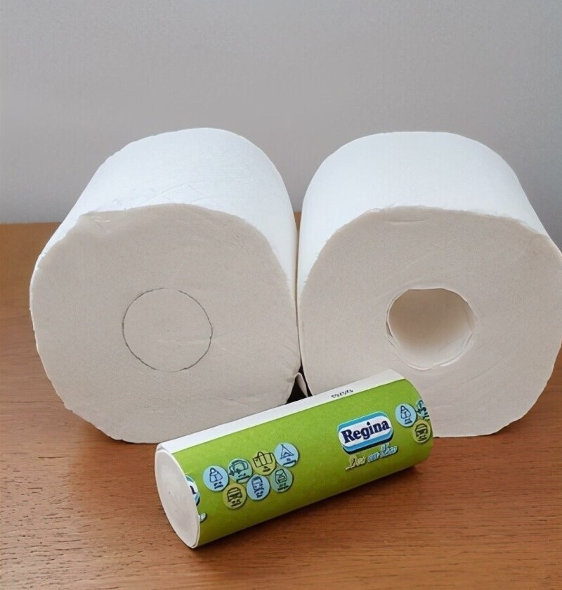 Внутри рулона туалетной бумаги находится маленький рулон, чтобы его можно было брать с собой