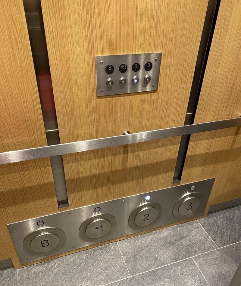 Во время пандемии лифт срочно переделали, чтобы люди не трогали руками кнопки