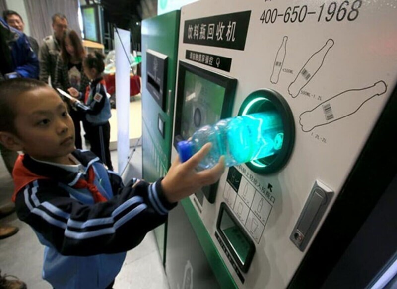 Автомат, в котором можно расплатиться не деньгами, а пластиковыми бутылками