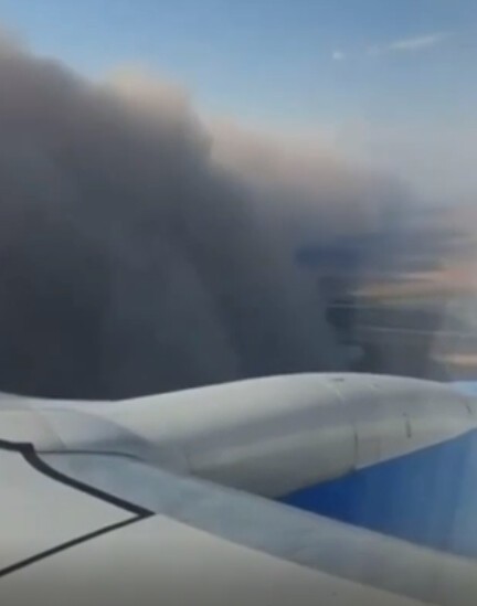"Все, пробили эту фигню": пассажиры сняли на камеру приземление самолета в пыльную бурю