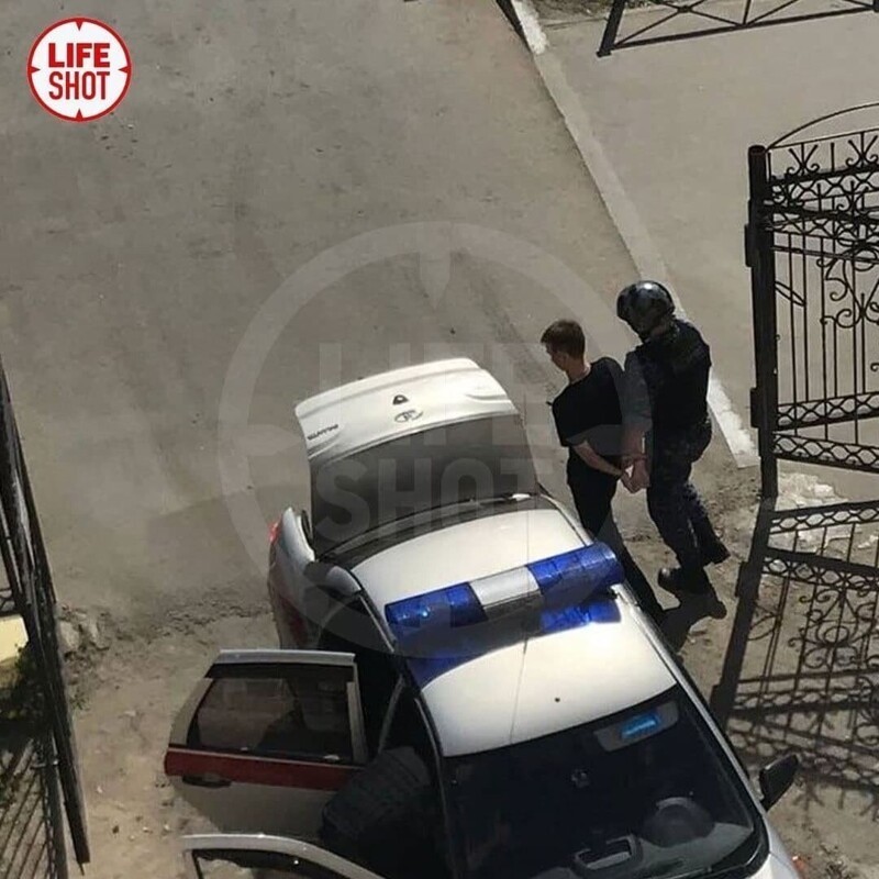 В Березниках школьник напал на учителя с ножом: видео с места событий