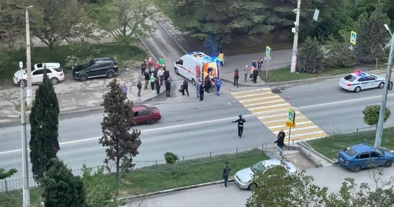 Авария дня. В Севастополе на «зебре» водитель сбил девушку